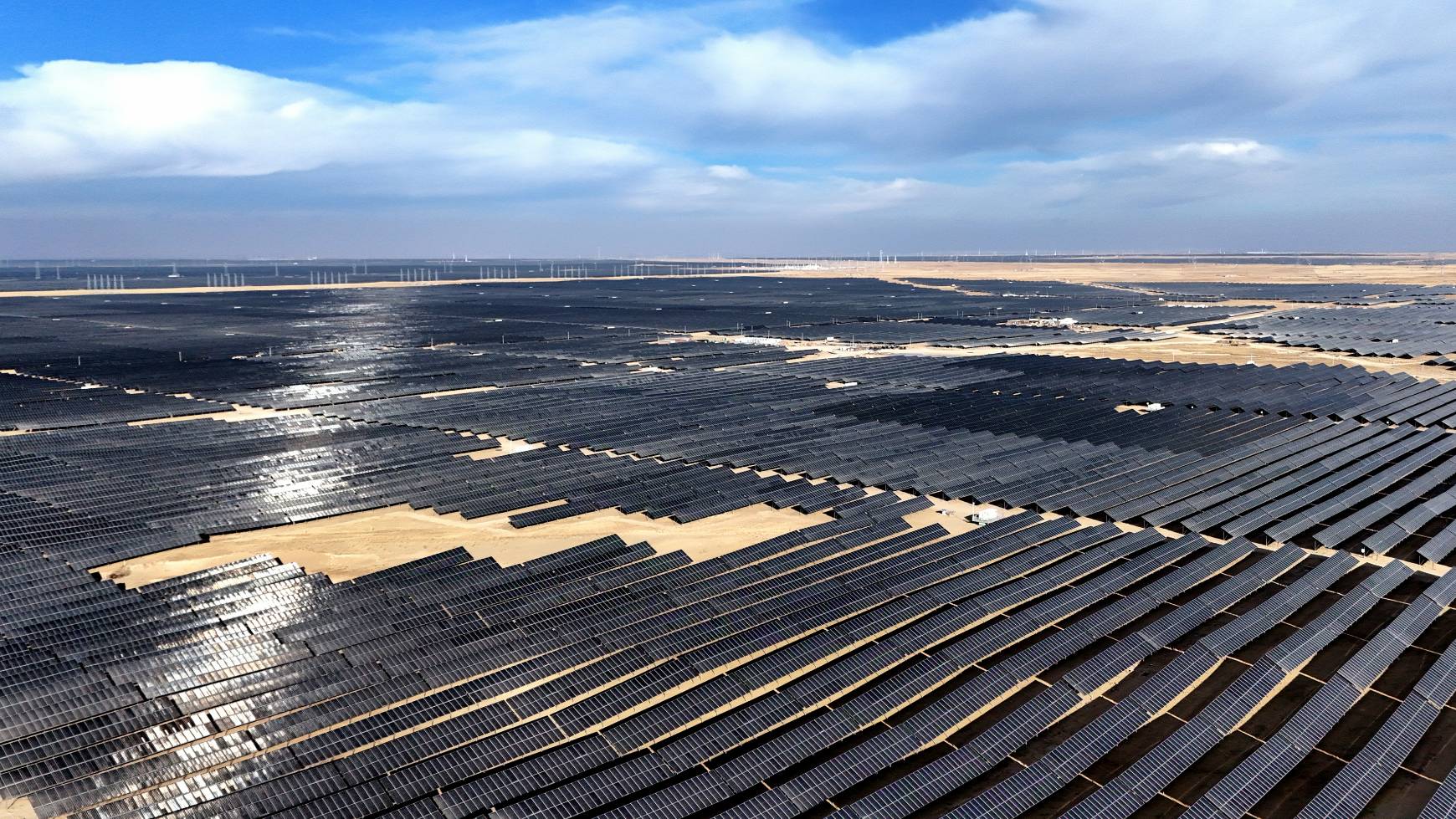 國能青海共和公司國家第三批大基地項目并網發(fā)電